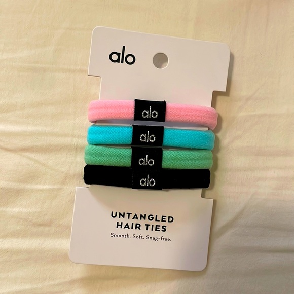 4 Alo Yoga hair ties